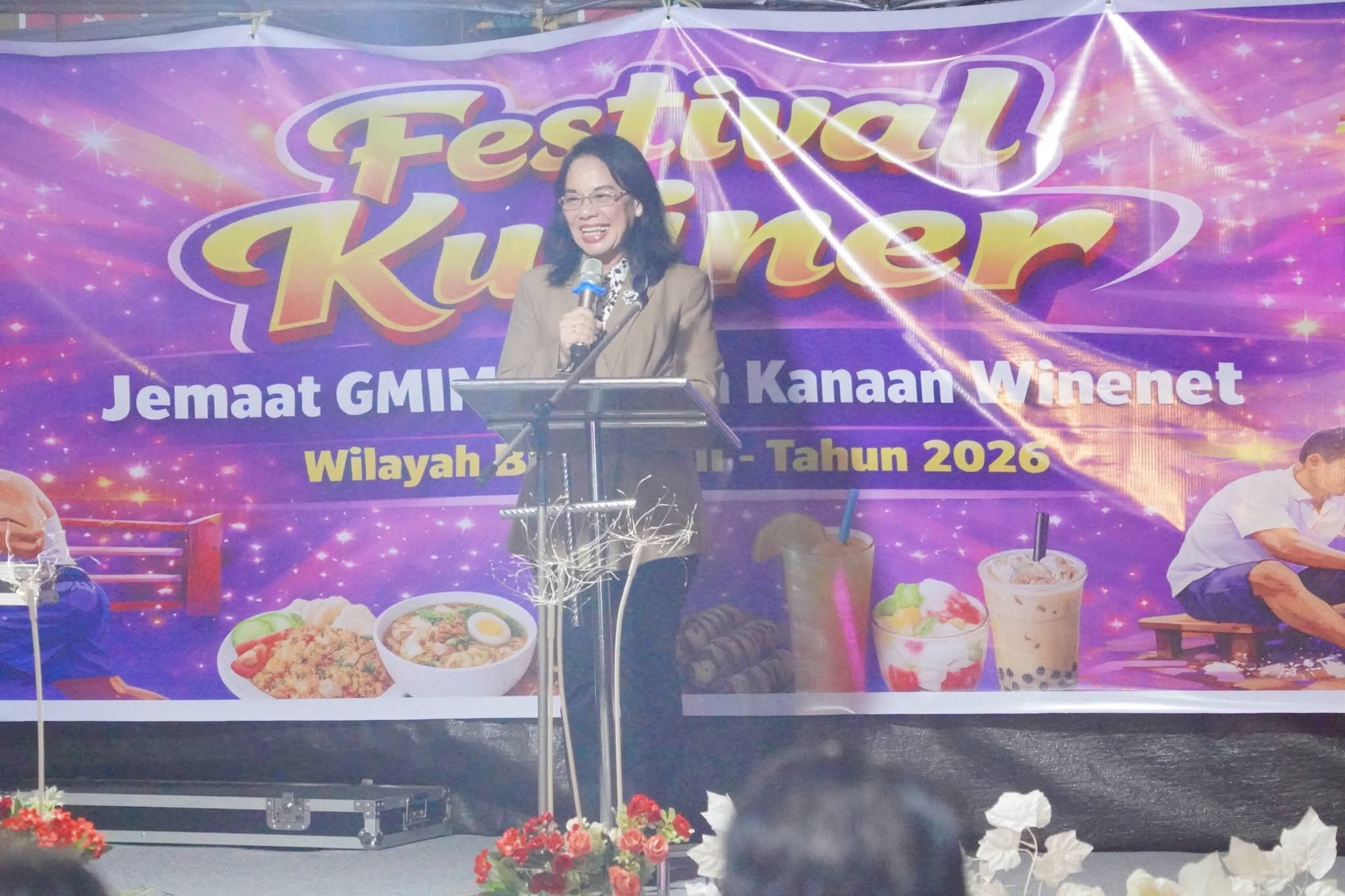 Ketua TP-PKK Kota Bitung Ellen Honandar Sondakh secara resmi membuka Festival Kuliner Jemaat GMIM Lembah Kanaan Winenet.(Dok Istimewa)