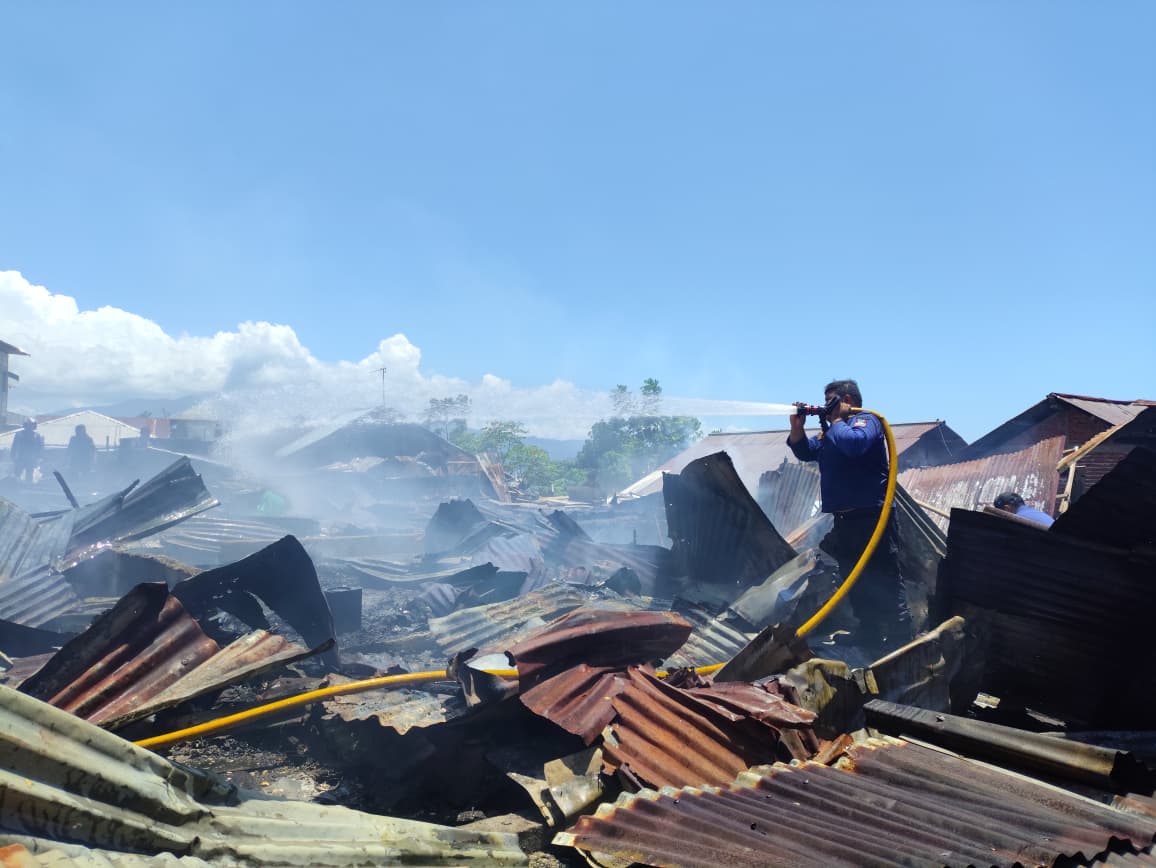 Nampak kerusakan parah, puing-puing bangunan hangus berserakan akibat kebakaran yang terjadi di Lingkungan 6 dan 7 Kelurahan Singkil Satu, Kota Manado