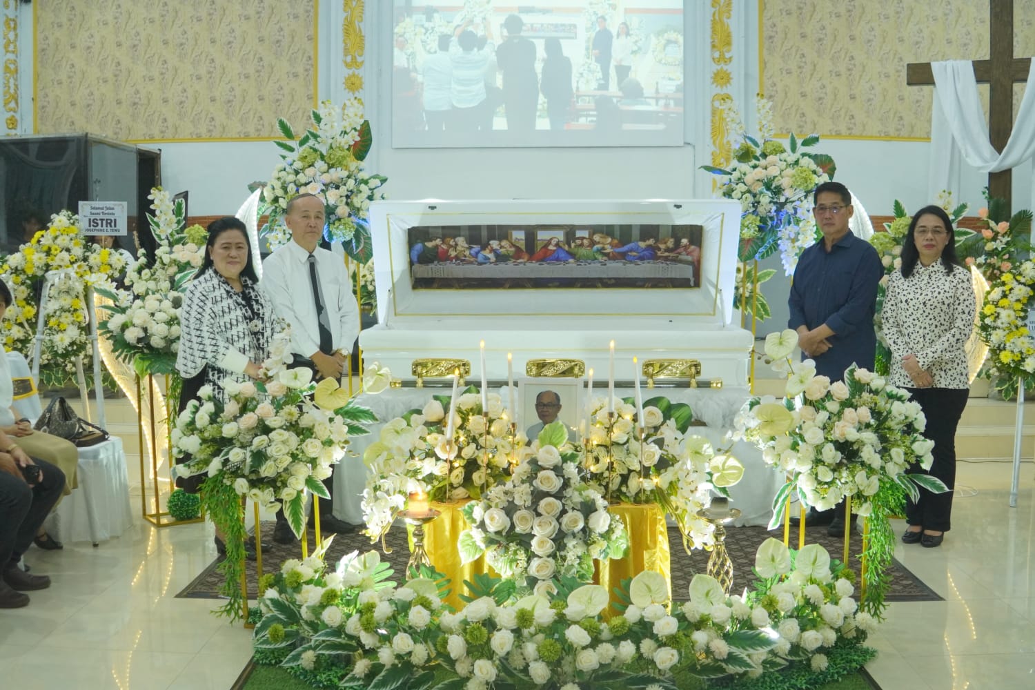 Wali Kota Bitung Hengky Honandar didampingi Ketua TP PKK Ellen Honandar Sondakh melayat di rumah duka.(Dok Istimewa)