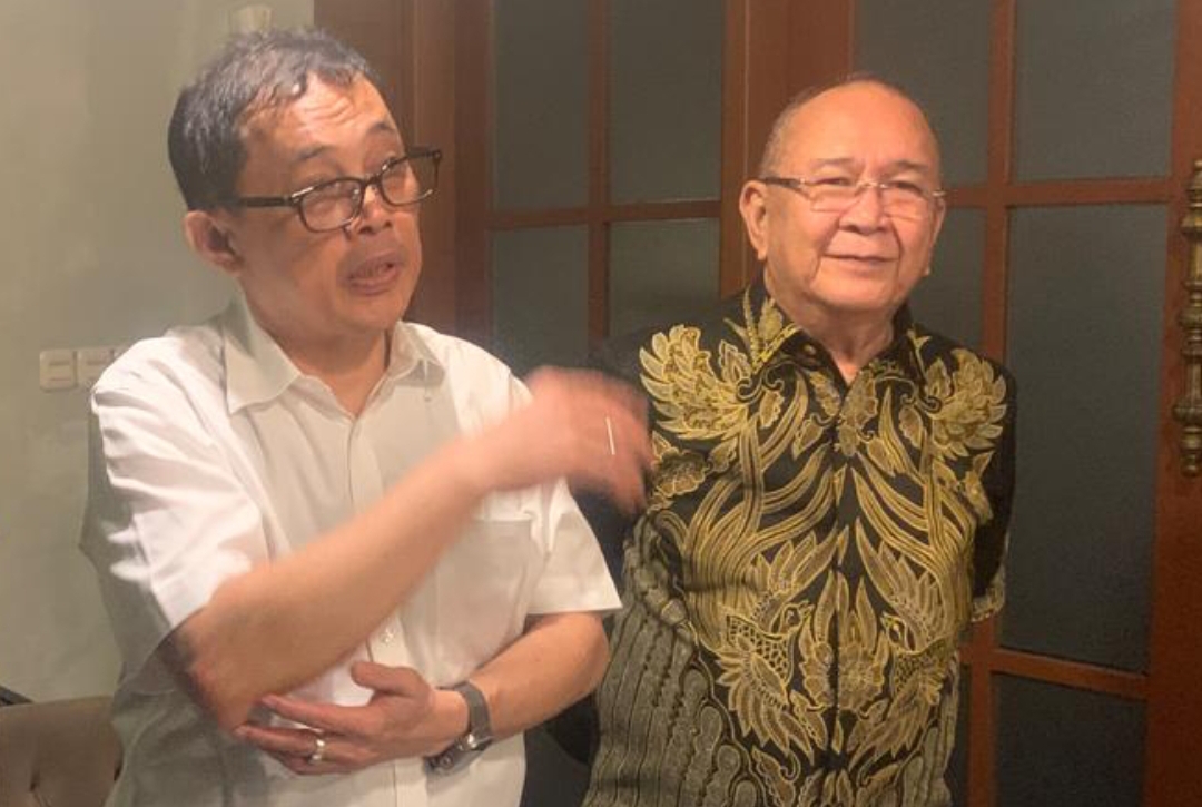 Rektor Unsrat Prof Dr Berty Sompie dan Ketua Majelis Keluarga Besar Permesta Philip Pantouw 