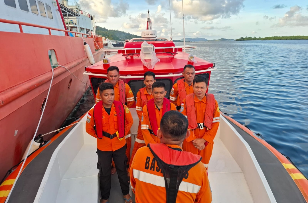 Tim Rescue dari Kantor Basarnas bersiap melakukan pertolongan