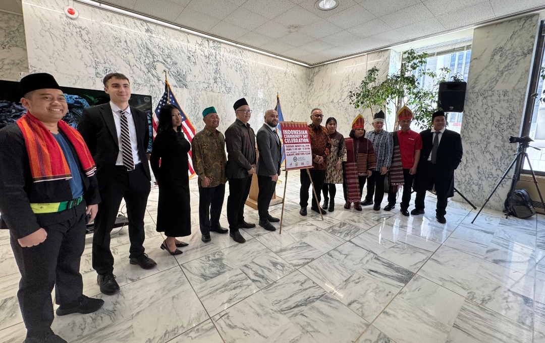 Foto bersama  dengan beberapa anggota parlemen New York 