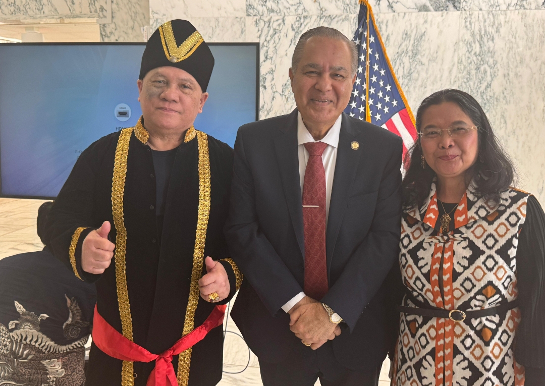 Joutje Kaunang dan istri Eva Kaunang-Purba mengapit salah satu anggota parlemen New York 