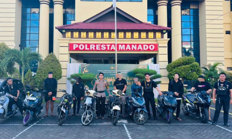 Sejumlah pelaku balap liar saat diamankan Polresta Manado beserta dengan kendaraan roda dua yang dipakai, Kamis (26/3) dini hari