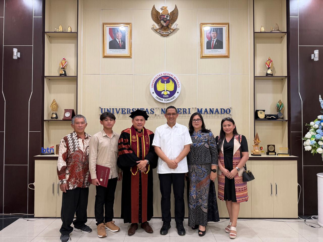 Dr. Wensi Ronald Lesli Paat, MT., berfoto bersama Rektor Universitas Negeri Manado Dr. Joseph Philip Kambey, SE., MBA., Ak.