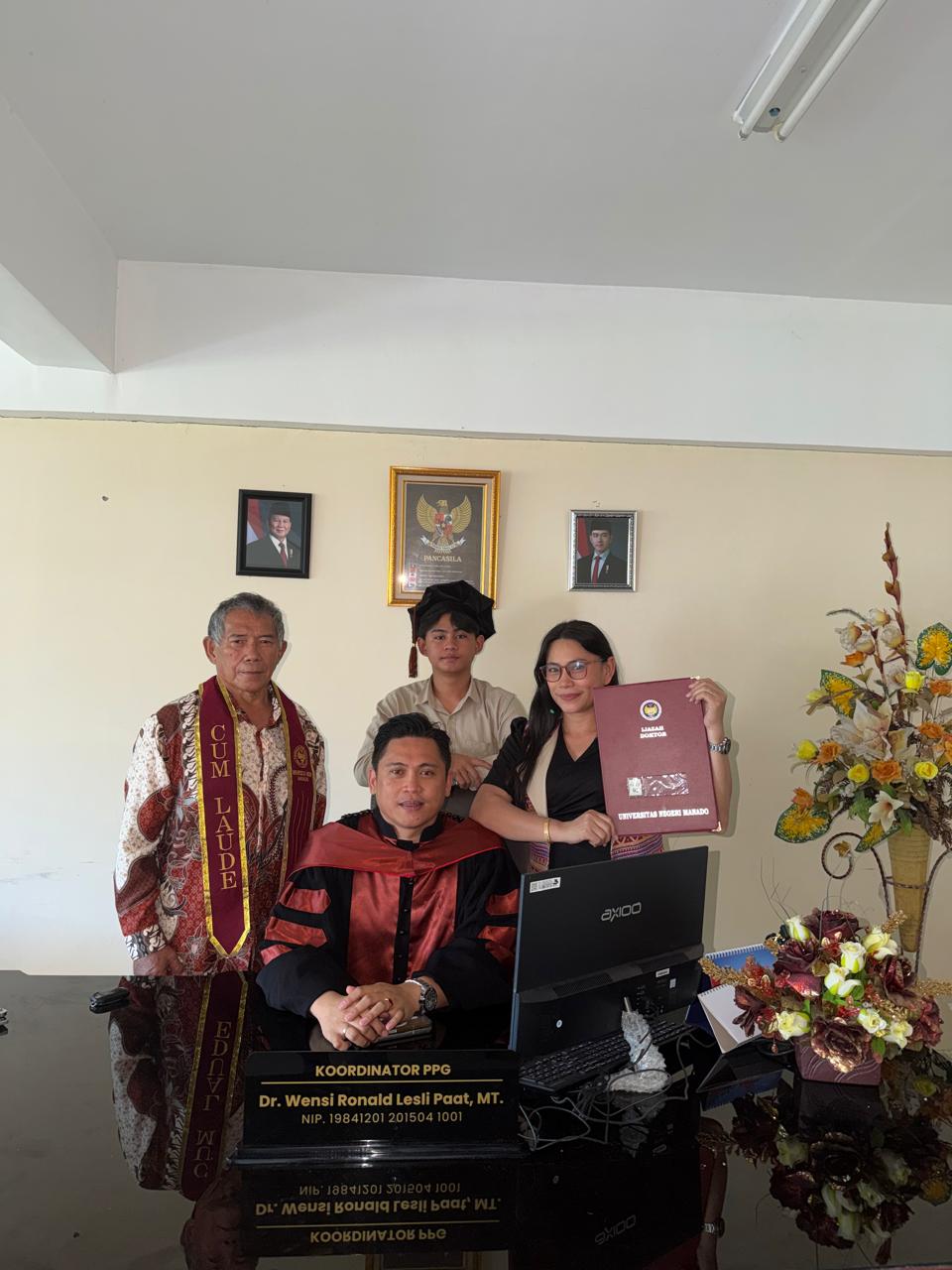 Dr. Wensi Ronald Lesli Paat, MT., berfoto bersama keluarga usai dinyatakan sebagai lulusan terbaik Program Doktor Manajemen Pendidikan UNIMA.