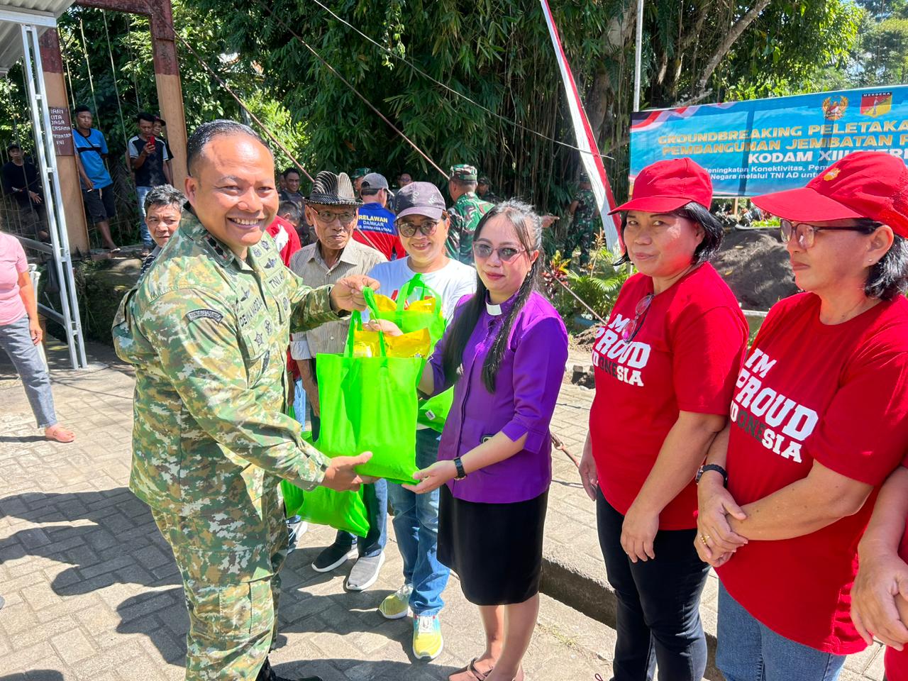 Dandim 1310/Bitung Letkol Inf Dewa Made DJ membagikan sembako kepada masyarakat, rangkaian kegiatan groundbreaking pembangunan jembatan.(Dok Istimewa)