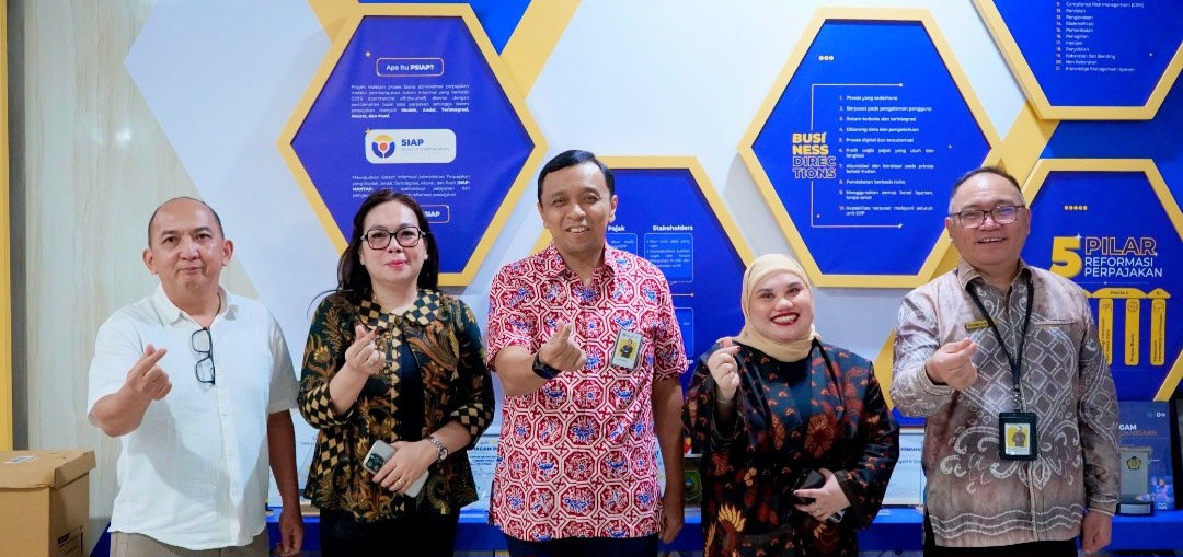 Kepala Kanwil DJP Suluttenggomalut, Ardiyanto Basuki (tengah) didampingi Kabid P2Humas Devyanus Polii saat menerima kunjungan Dirut Manado Post  Marlon Sumaraw, Direktur Keuangan Marlin Tamauka.
