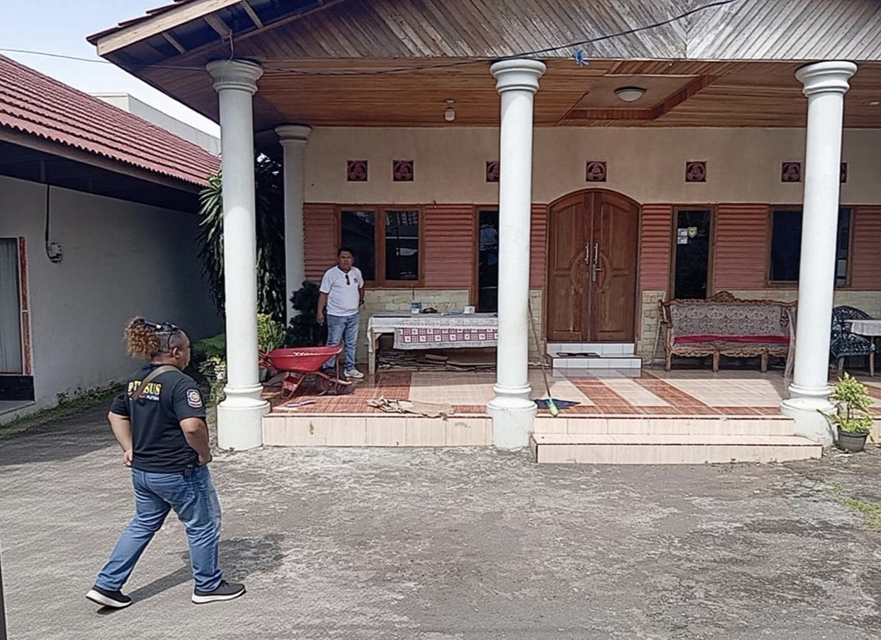 Personel Sat Pol PP Manado bersama Ketua Lingkungan 8 saat mendatangi rumah pelaku buang sampah sembarangan di Kelurahan Malayang Satu, Jumat (27/3)