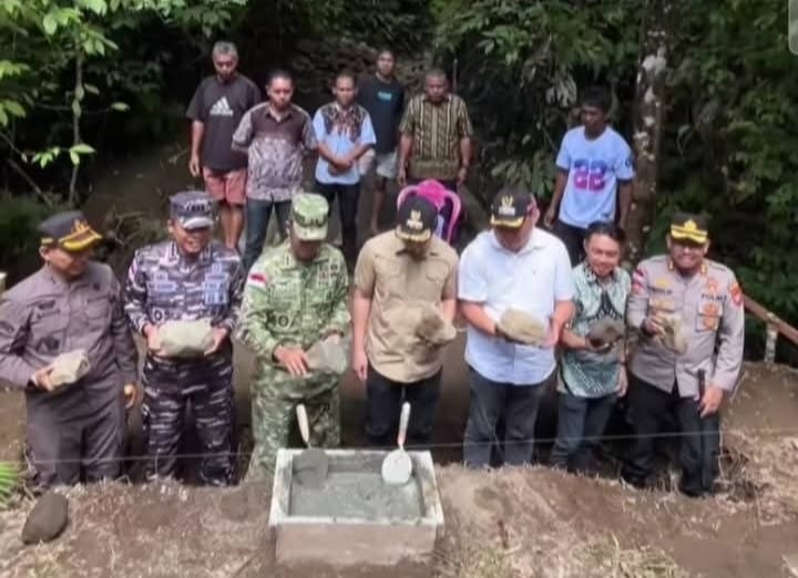 Peletakan batu pertama pembangunan Jembatan Perintis Garuda Kampung Beha, Kecamatan Tabukan Utara, Sangihe.