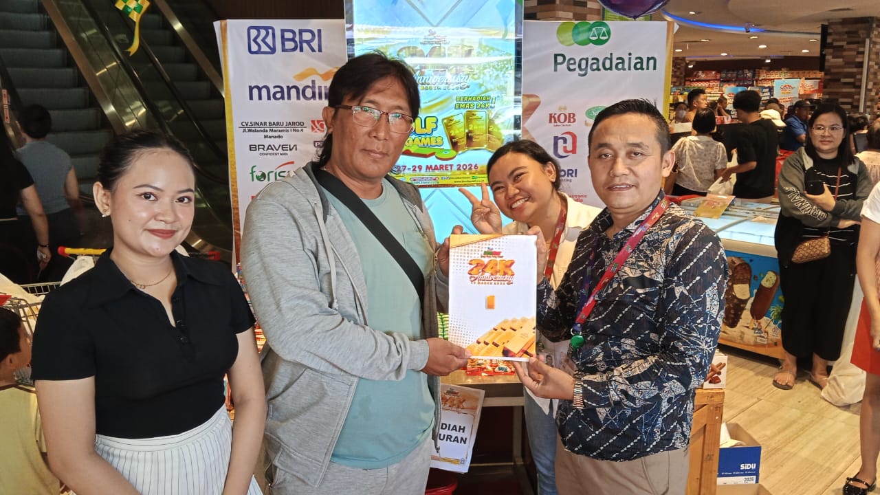 Salah satu pemenang hadiah emas 24K dari Freshmart, dalam rangka Freshmart 24K Anniversary 
