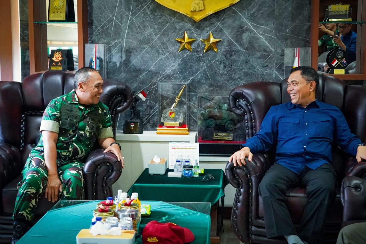 Pangdam XIII/Merdeka, Mayjen TNI Mirza Agus, S.I.P menerima audiensi Wakil Direktur Utama PT Badan Urusan Logistik Indonesia Mayjen TNI (Purn) Dr. Marga Taufiq, S.H., M.H.