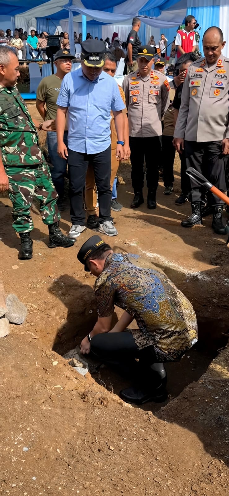 Pembangunan Infrastruktur-Bupati Minahasa Utara Joune Ganda saat peletakan batu pertama pembangunan Jembatan Perintis Garuda di Desa Talawaan Atas, Kecamatan Wori. 
