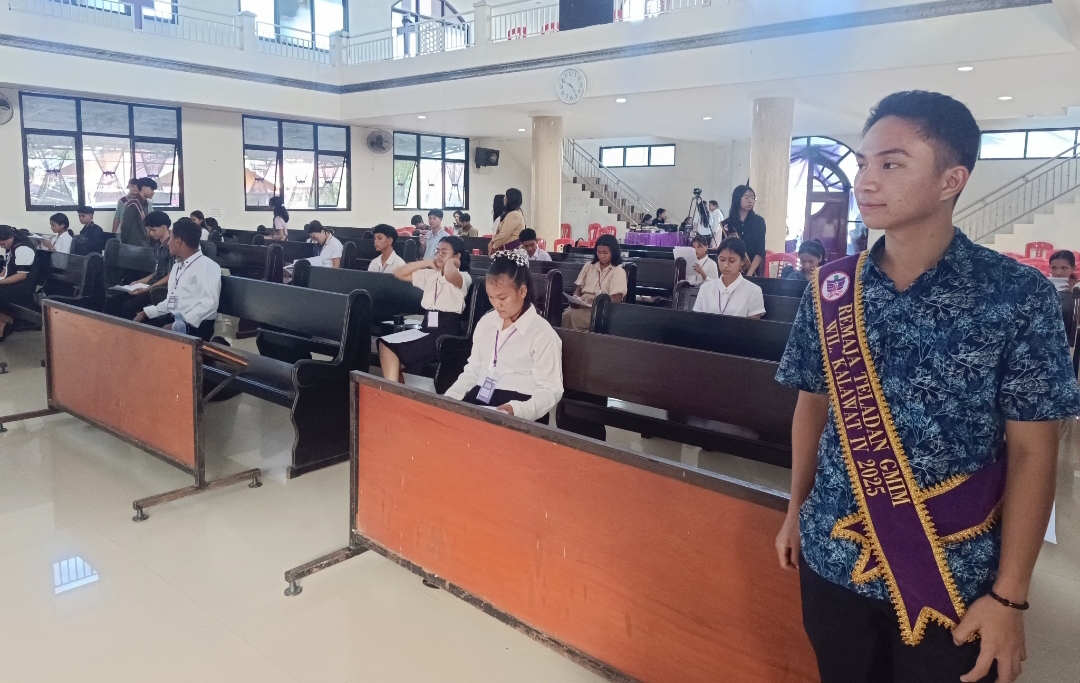 Proses Tes Tulis dalam Pemilihan Remaja Teladan GMIM Wilayah Kalawat IV di Jemaat Betlehem Kawangkoan Baru