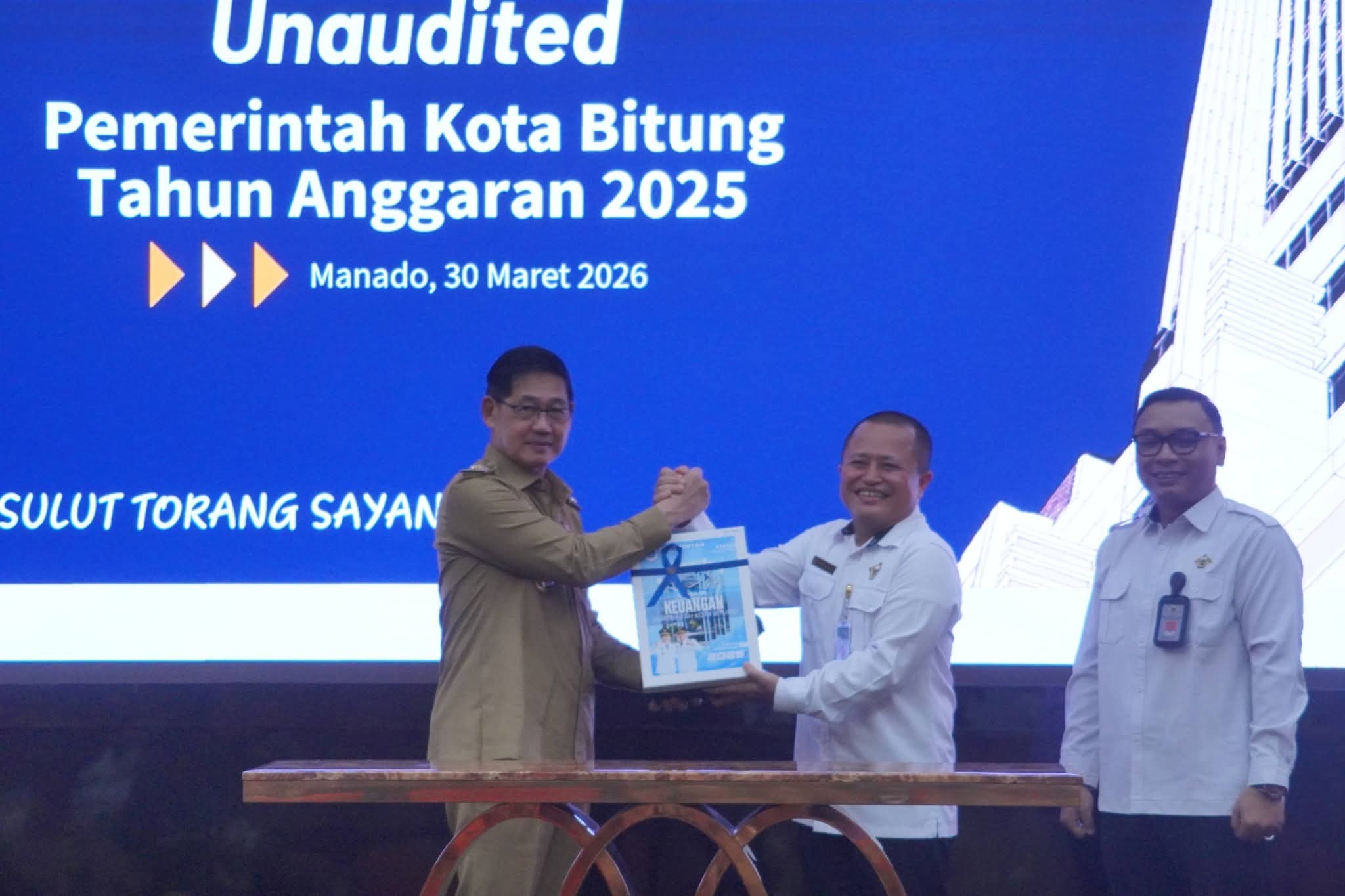 Wali Kota Bitung Hengky Honandar menghadiri penyerahan LKPD Tahun 2025 (Unaudited) yang dilaksanakan oleh BPK Perwakilan Sulut.(Dok Istimewa)
