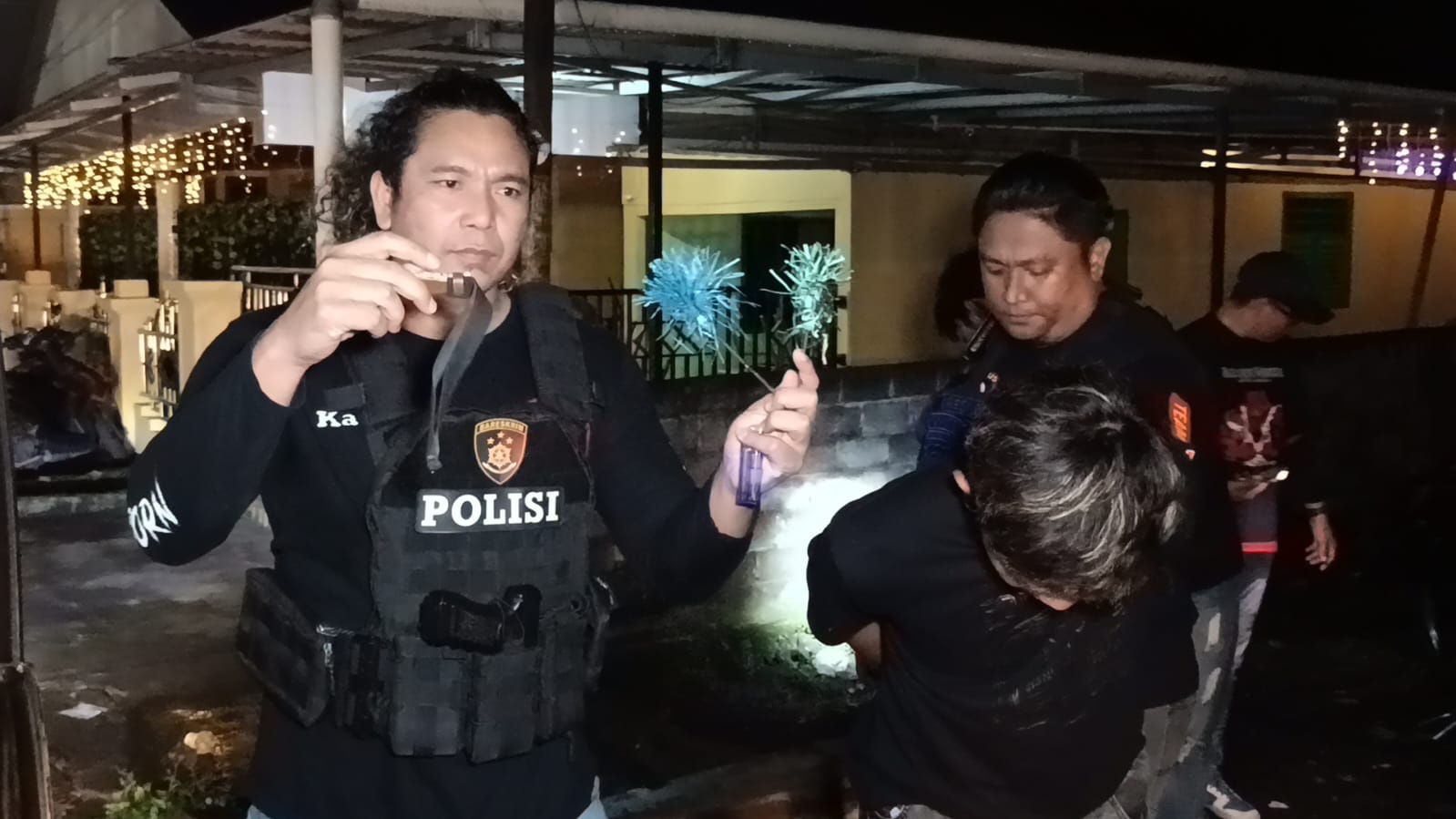 Katim Tarsius Presisi Polres Bitung bersama personel mengamankan pemuda pemilik sajam panah wayer.(Dok Istimewa)