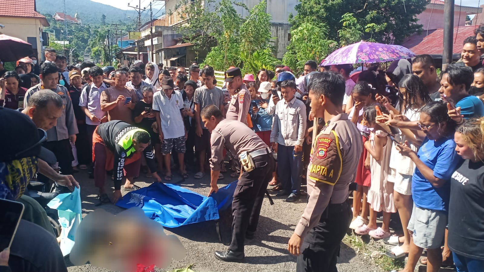 Satlantas Polres Bitung mengevakuasi pemotor yang meninggal dunia di lokasi kejadian.(Dok Istimewa)