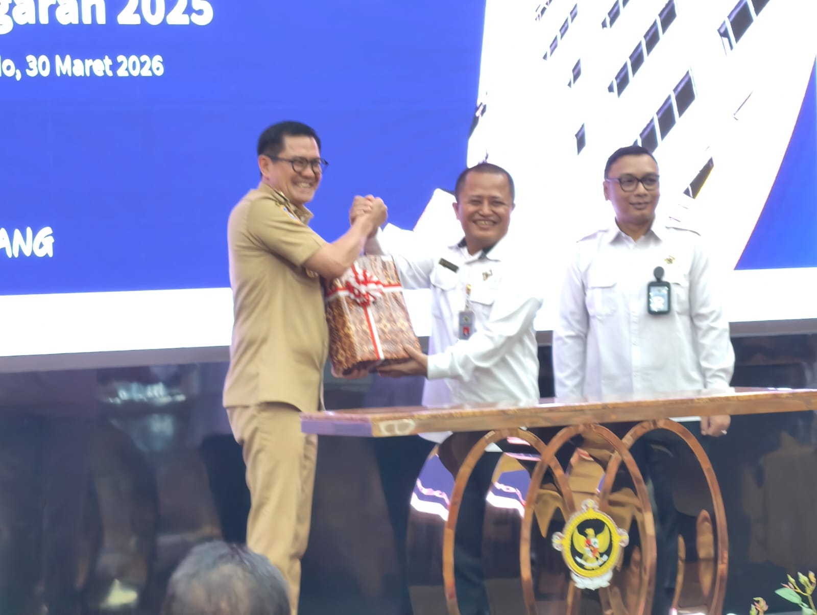 Optimis WTP-Bupati Minahasa Utara Joune Ganda saat menyerahkan laporan keuangan daerah tahun 2025 ke BPK Perwakilan Provinsi Sulawesi Utara