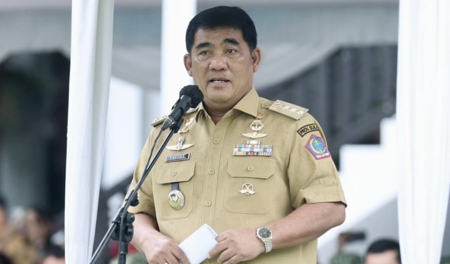 Gubernur Yulius Selvanus