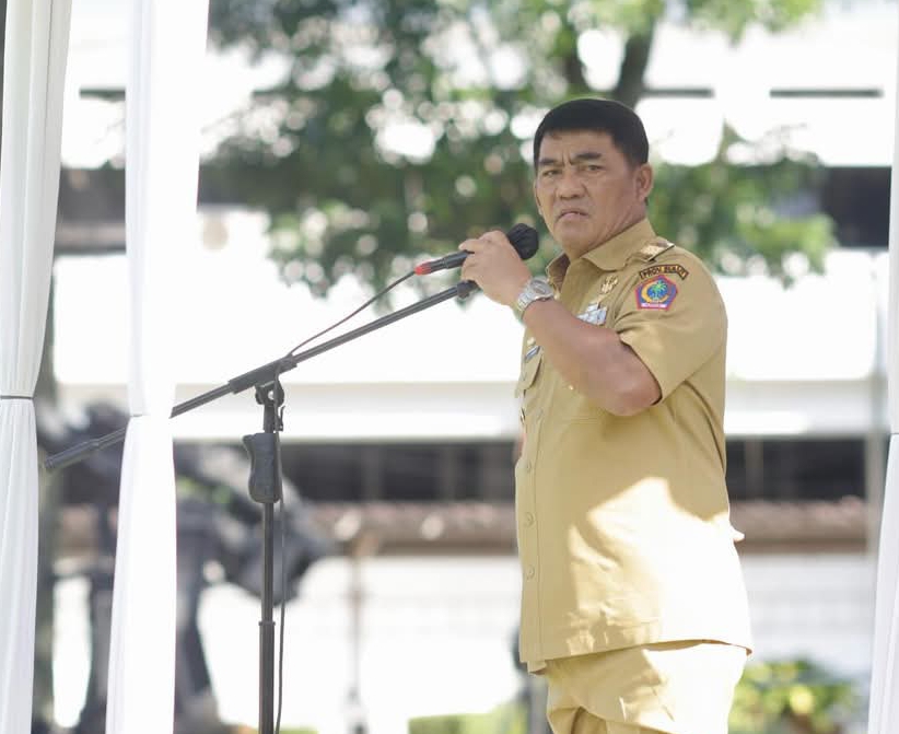 Gubernur Yulius Selvanus saat memimpin apel perdana di halaman kantor Gubernur Sulut