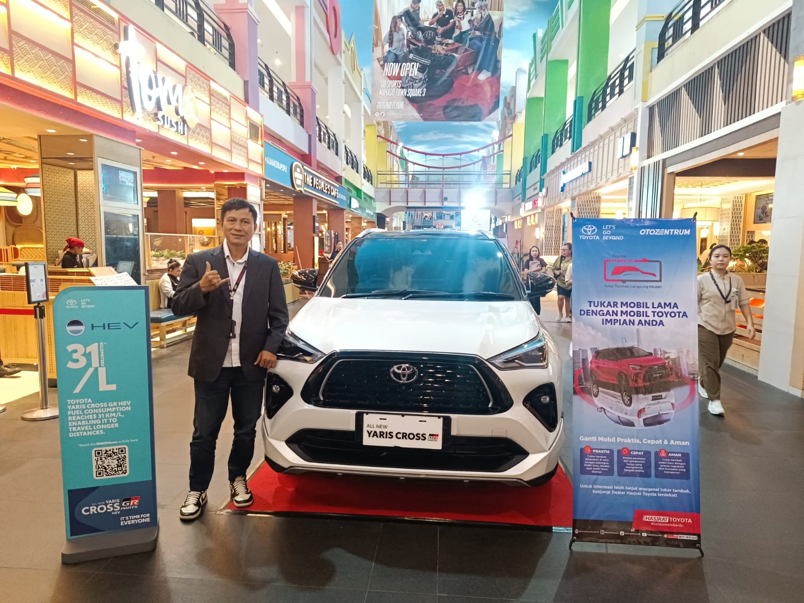 Mobil Toyota saat dipamerkan dalam Bazaar Ramadhan Mantos