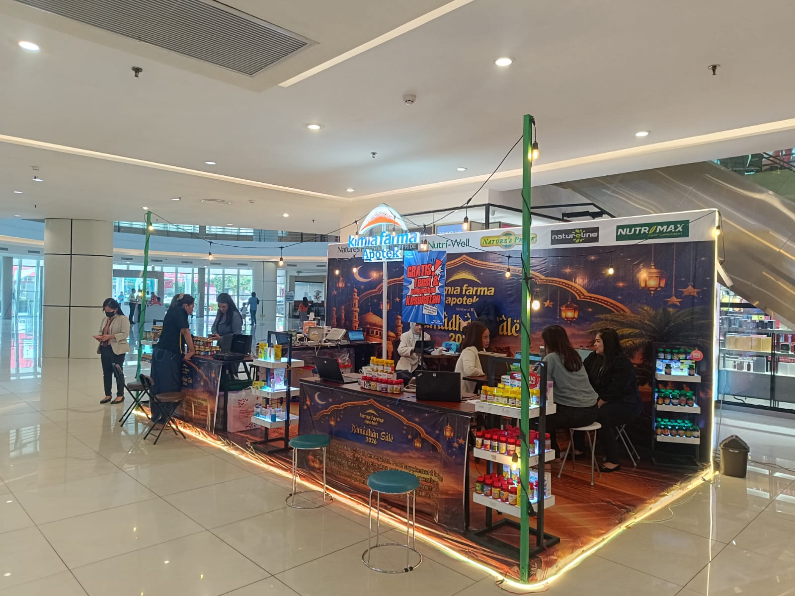 Pemeriksaan kesehatan gratis dari Kimia Farma di atrium Mantos 1