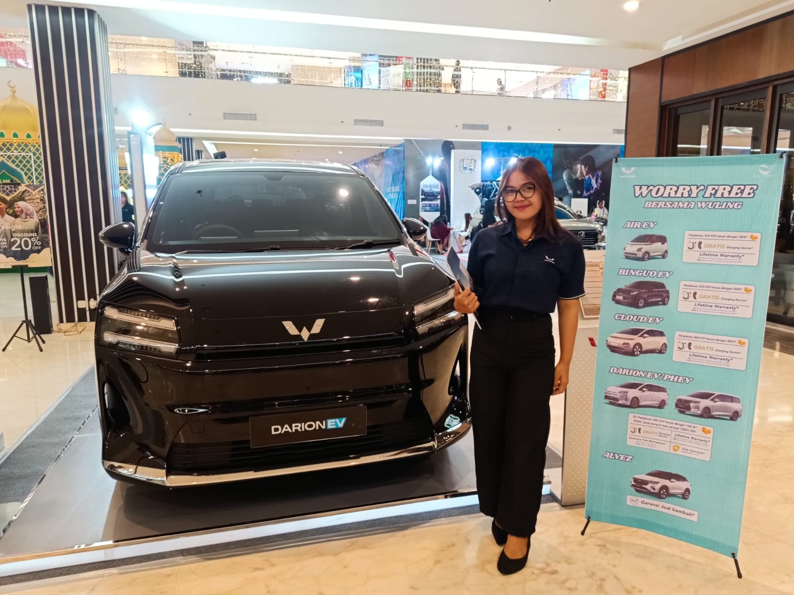 Mobil Wuling langsung dari atrium Mantos 3 di Bazaar Ramadhan