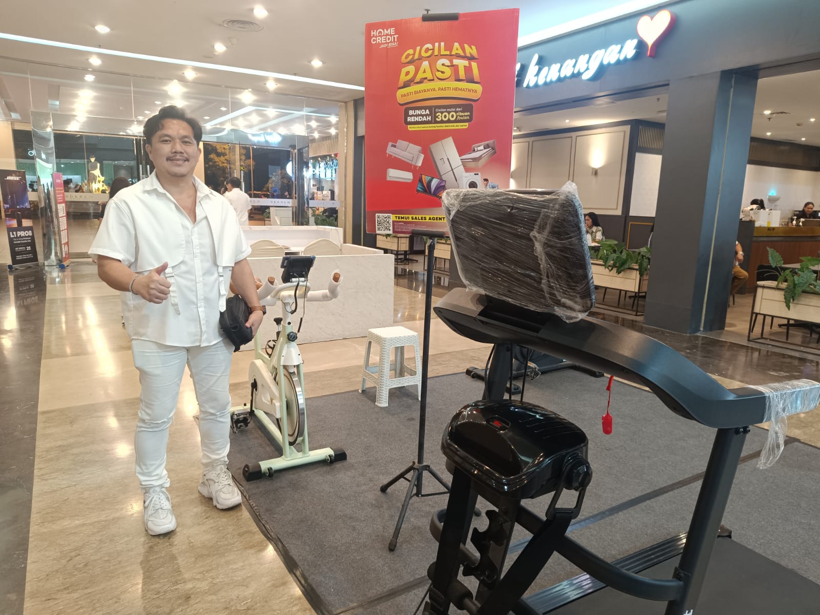 Alat olahraga terbaik dari Bfit di atrium Mantos 3