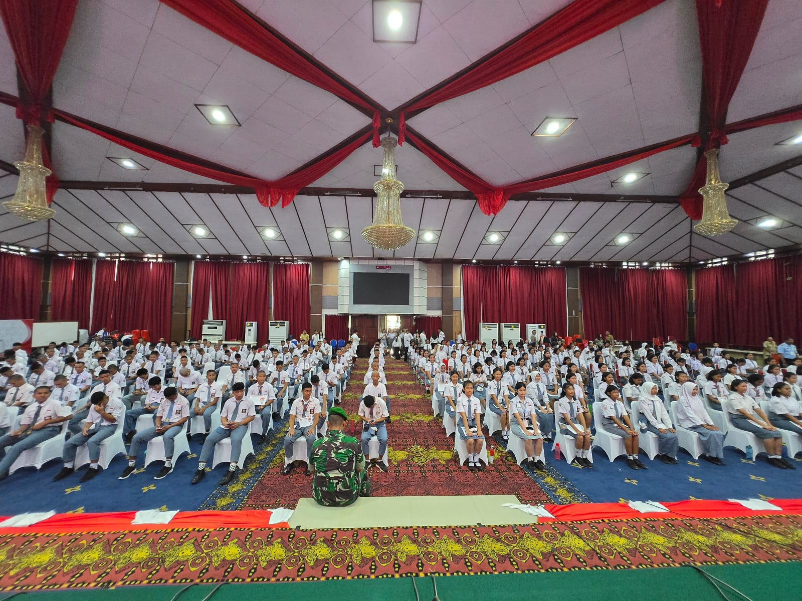 320 siswa peserta bakal calon Paskibraka tingkat Kota Manado saat mengikuti upacara pembukaan seleksi, Selasa (31/3) di Aula Serbaguna Pemkot Manado