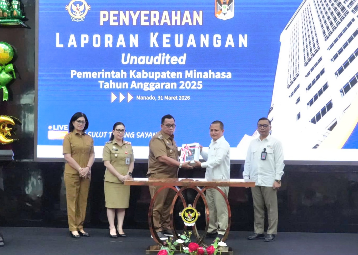 SERAHKAN: Bupati Minahasa Robby Dondokambey didampingi Wakil Bupati Vanda Sarundajang dan Sekkab Lynda Watania menyerahkan LKPD 2025 ke Kepala BPK RI Sulut Bombit Agus Mulyo, Selasa (31/3/2026).