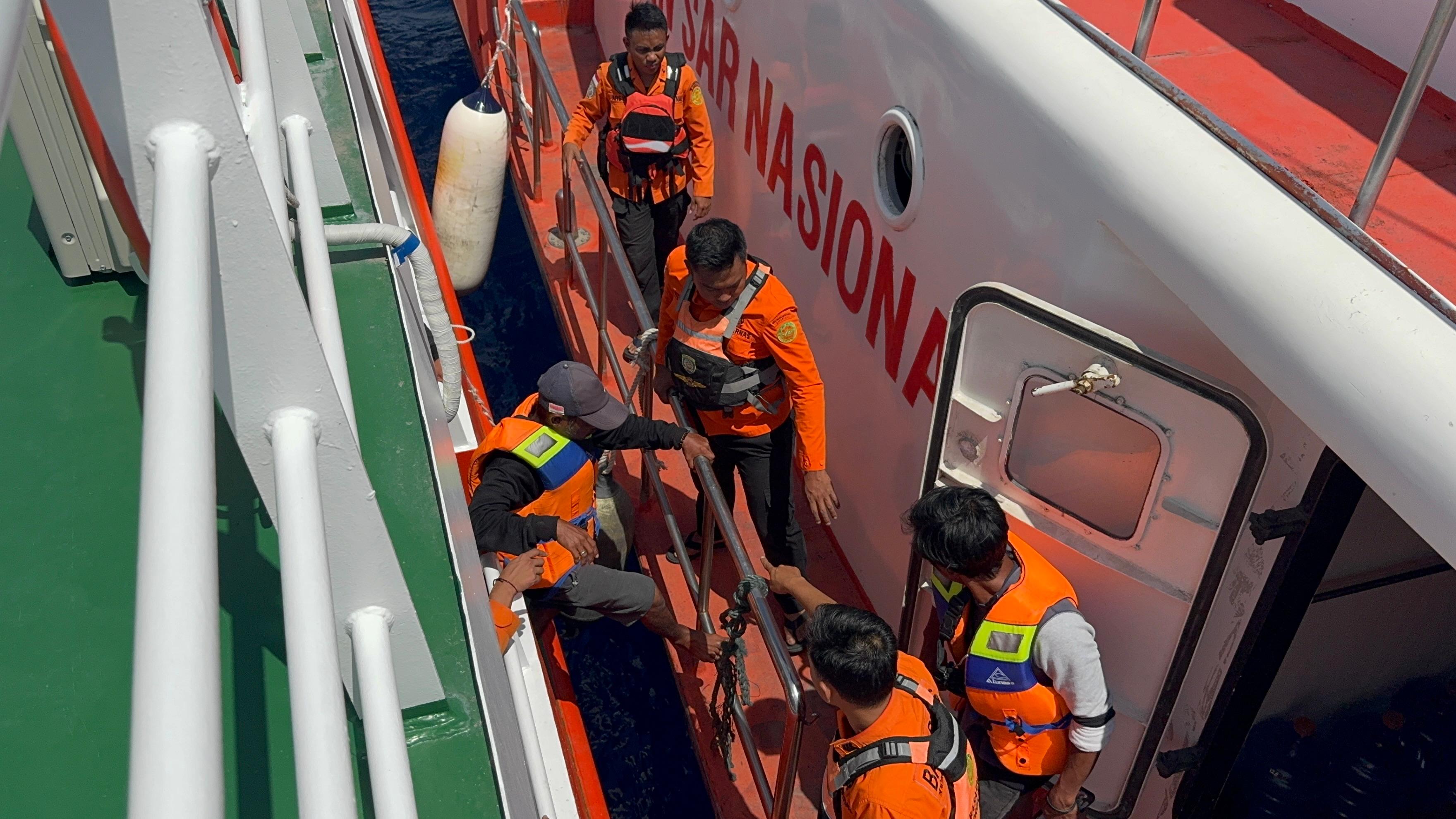 Proses evakuasi ABK KM Nazila 05