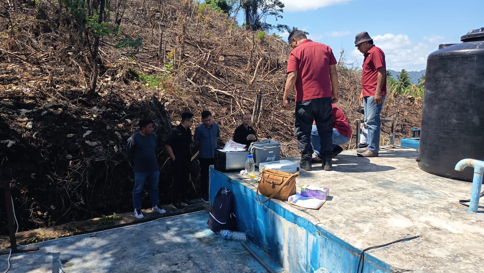 Komisi 2 DPRD Manado saat mengawasi proses pengambilan sample air PDAM untuk uji lab di instalasi Pandu, Selasa (31/3)