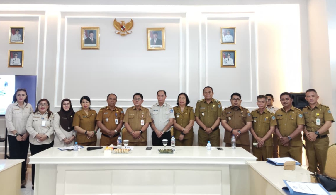 Sekkot Bitung Ign Rudy Theno didampingi Plt Kepala Bapenda Theo Rorong menyerahkan SPPT kepada para camat.(Dok Istimewa)