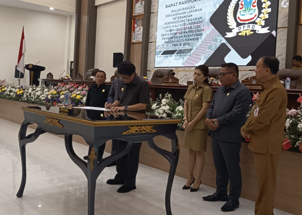 Penandatanganan berita acara dalam rapat paripurna DPRD dalam rangka penyampaian LKPJ Wali Kota tahun anggaran 2025, Selasa (31/3)