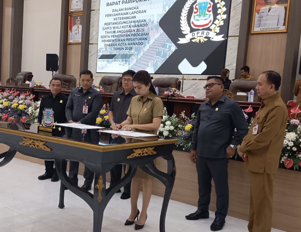 Pimpinan DPRD Kota Manado saat menandatangani dokumen berita acara dalam rapat paripurna, Selasa (31/3)