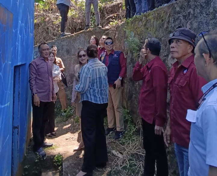 Komisi 2 bersama Dirut PDAM dan jajaran saat mengecek bak air di instalasi Pandu, Selasa (31/3)