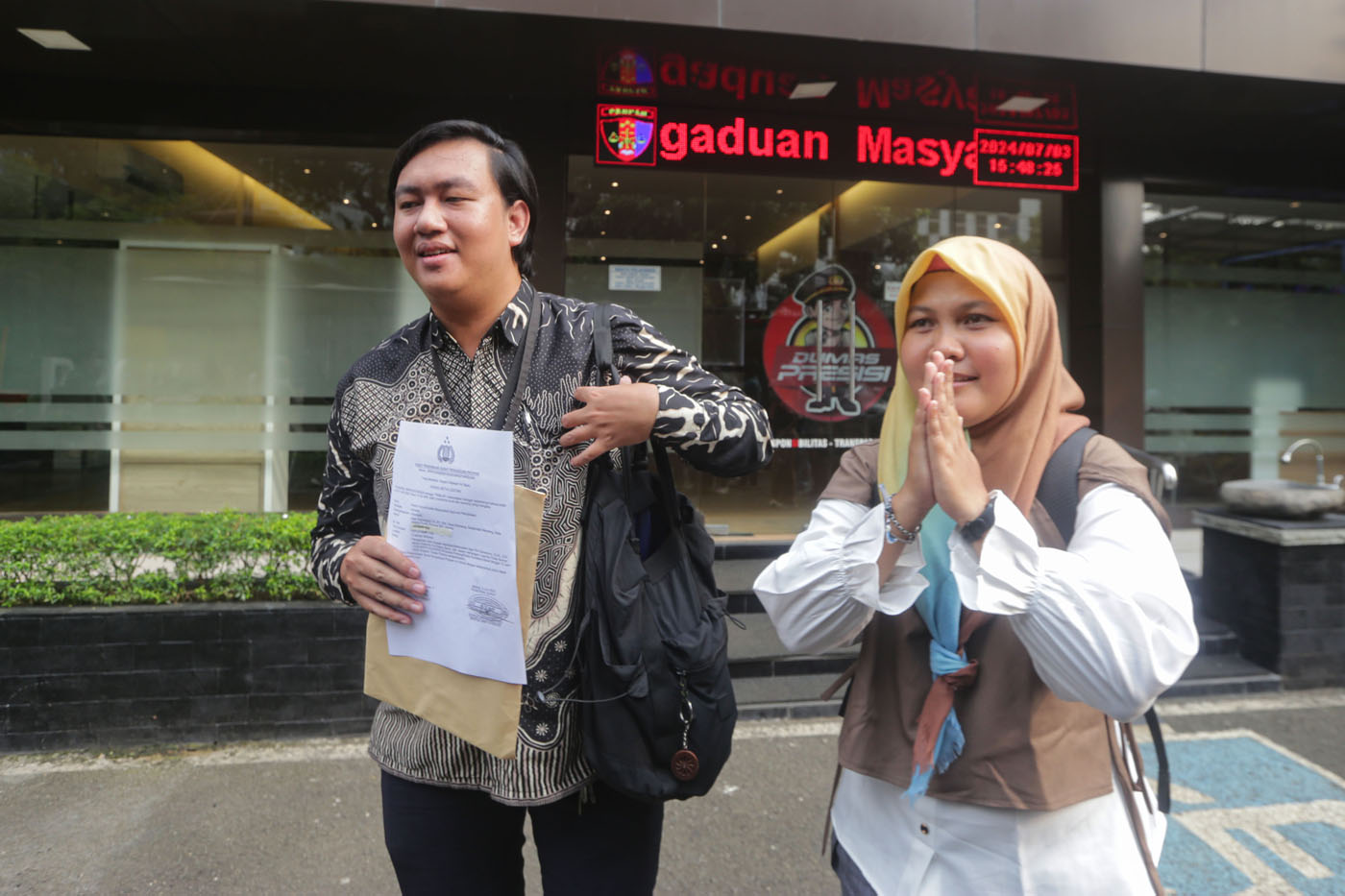 Kepala Divisi Hukum Kontras, Andrie Yunus (kiri) dan Direktur Lembaga Bantuan Hukum (LBH) Padang, Indira Suryani (kanan) usai membuat laporan di Gedung Divisi Profesi dan Pengamanan (Propam) Mabes Polri, Jakarta, Rabu (3/7/2024).