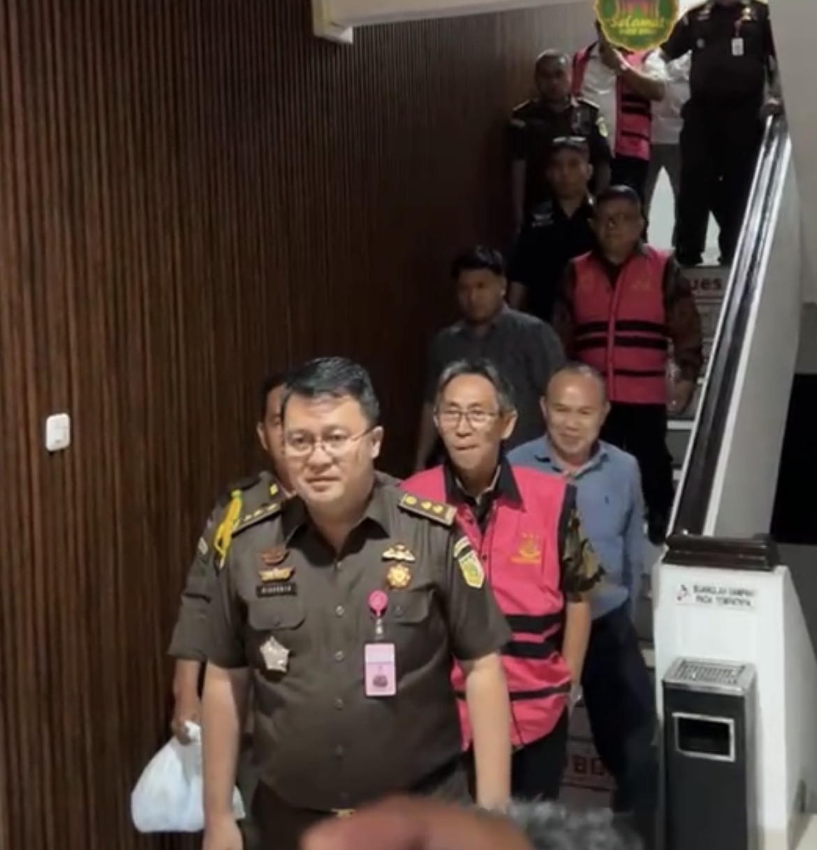 Tersangka Dugaan Korupsi Bantuan Gunung Ruang, ada Eks Pj Bupati Sitaro Joy Oroh hingga Sekda Denny Kondoj, resmi Ditahan Kejati Sulut, Selasa (31/03/2026) malam 