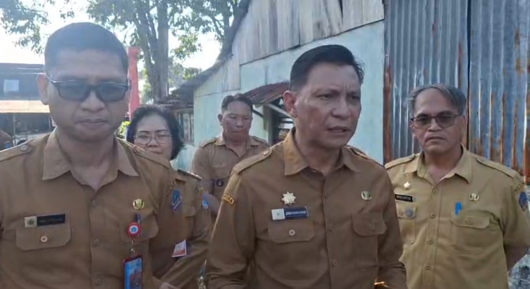 Asisten Bidang Perekonomian dan Pembangunan Jemmy Ringkuangan didampingi Plt Kadis Perdagangan Jhon Merentek dan Karo Ekonomi Reza W Dotulong, saat sidak di Manado. 