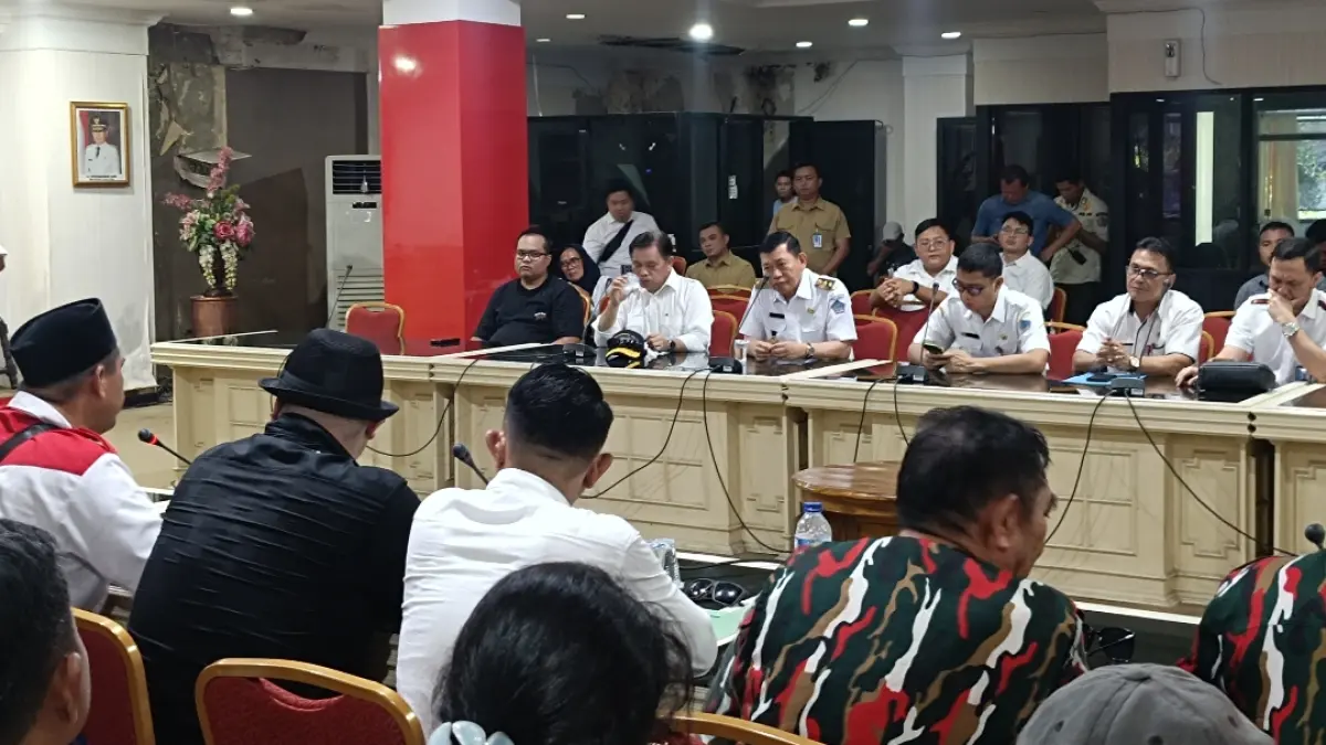 Wagub Victor Mailangkay saat mendengar langsung aspirasi dari perwakilan massa aksi di kantor Gubernur Sulut