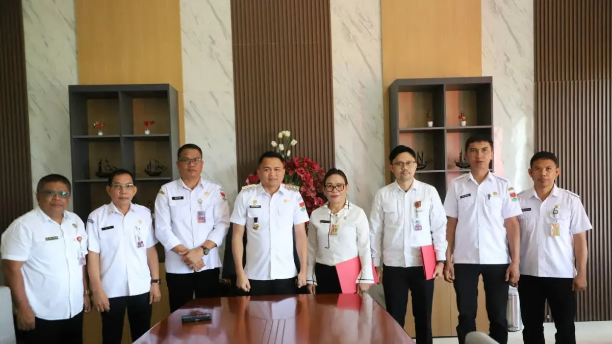 Bupati Ronald Kandoli didampingi Sekkab Mitra David Lalandos menyerahkan Sprint PLT kepada dua pejabat di Kabupaten Minahasa Tenggara. 