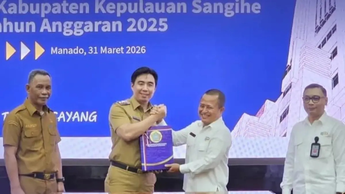 Bupati Sangihe Michael Thungari (Kedua dari kiri) menyerahkan LKPD Unaudited TA 2025 kepada BPK RI perwakilan Sulawesi Utara, Selasa (31/03/2026). 
