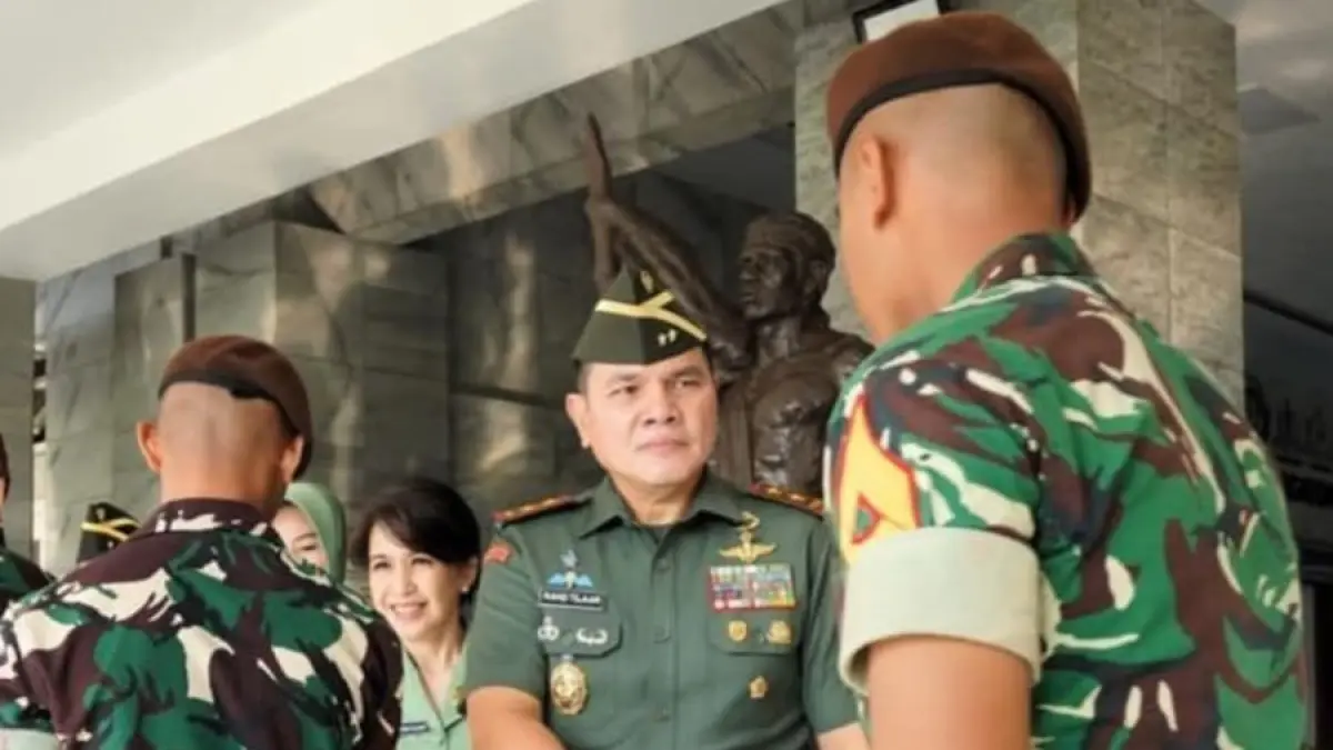 SILATURAHMI: Gubernur Akademi Militer (Akmil) Mayjen TNI Rano Tilaar bersama Ibu Tanya Rano Tilaar, didampingi Wakil Gubernur Akmil Brigjen TNI Pramungkas Agus T., S.I.Pem., M.H. beserta Ibu, memimpin kegiatan Halal Bihalal bersama seluruh organik Akmil. (Foto Penhumas Akmil)