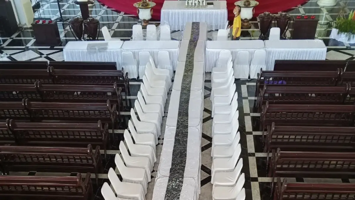 Persiapan meja Perjamuan Kudus, Jumat Agung, di GMIM Getsemani Sario Kotabaru.