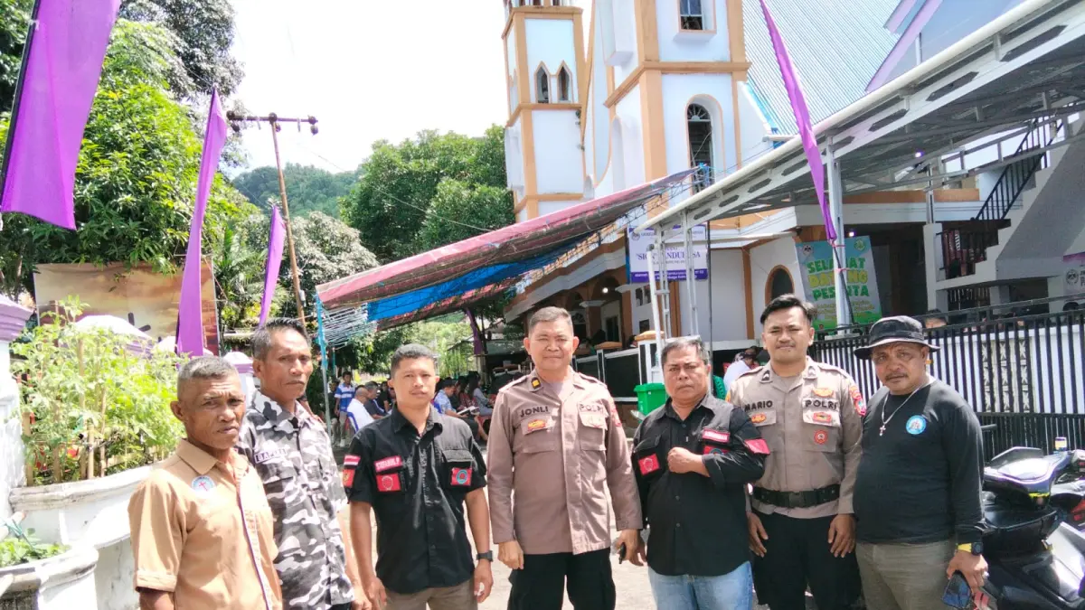 Personel Polres Bitung saat melaksanakan pengamanan Ibadah Jumat Agung.(Dok Istimewa)