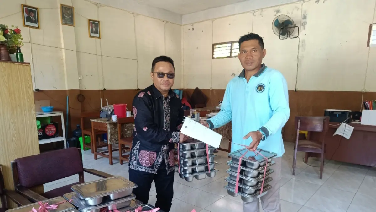 Proses distribusi MBG di salah satu sekolah yang ada di Kecamatan Kalawat

&nbsp;