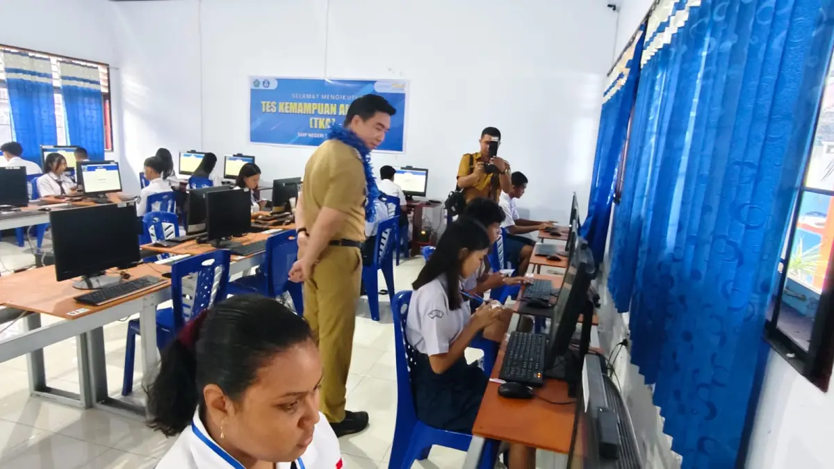 Bupati Michael Thungari saat meninjau kegiatan test kemampuan akademik siswa di SMP negeri 2 Tahuna, Senin (06/04/26).