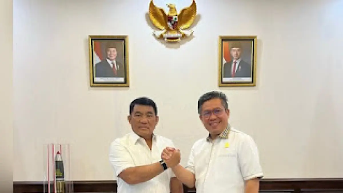 Gubernur Sulut Yulius Selvanus (kiri) dan Ketua Fraksi Gerindra DPRD Manado Ferdinand Dumais