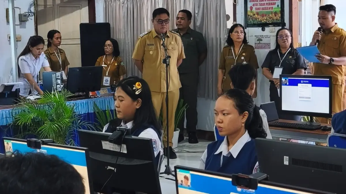 Nampak Wabup Tendris Bulahari saat membuka sekaligus meninjau kegiatan Test Kemampuan Akademik di SMP Negeri Tahuna, Senin (06/04/26).