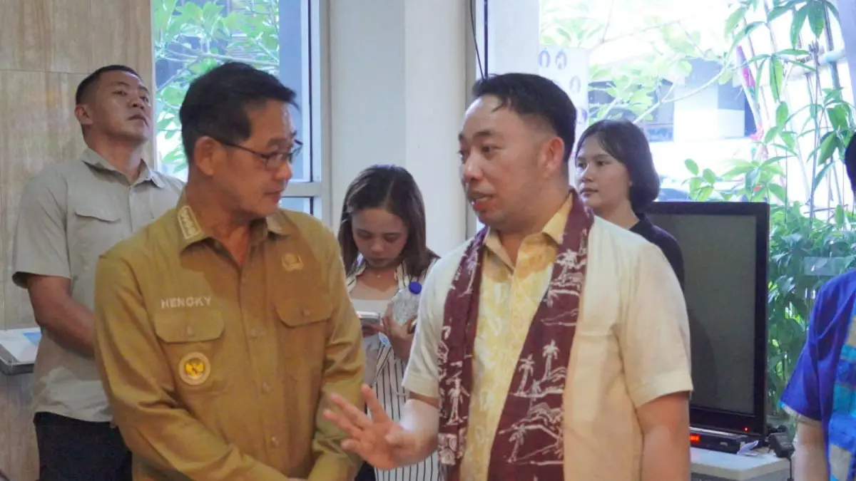 Wali Kota Bitung Hengky Honandar saat menghadiri pelantikan Ketua Alumni FEB Unsrat.(Dok Istimewa)